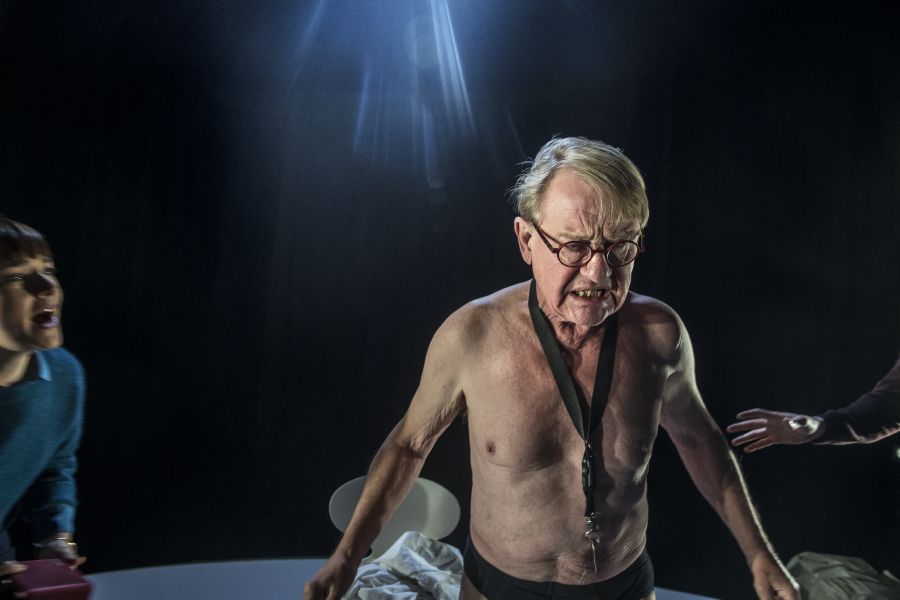 Henning Jensen spiller Bent i MED SNE på Det Kongelige Teater